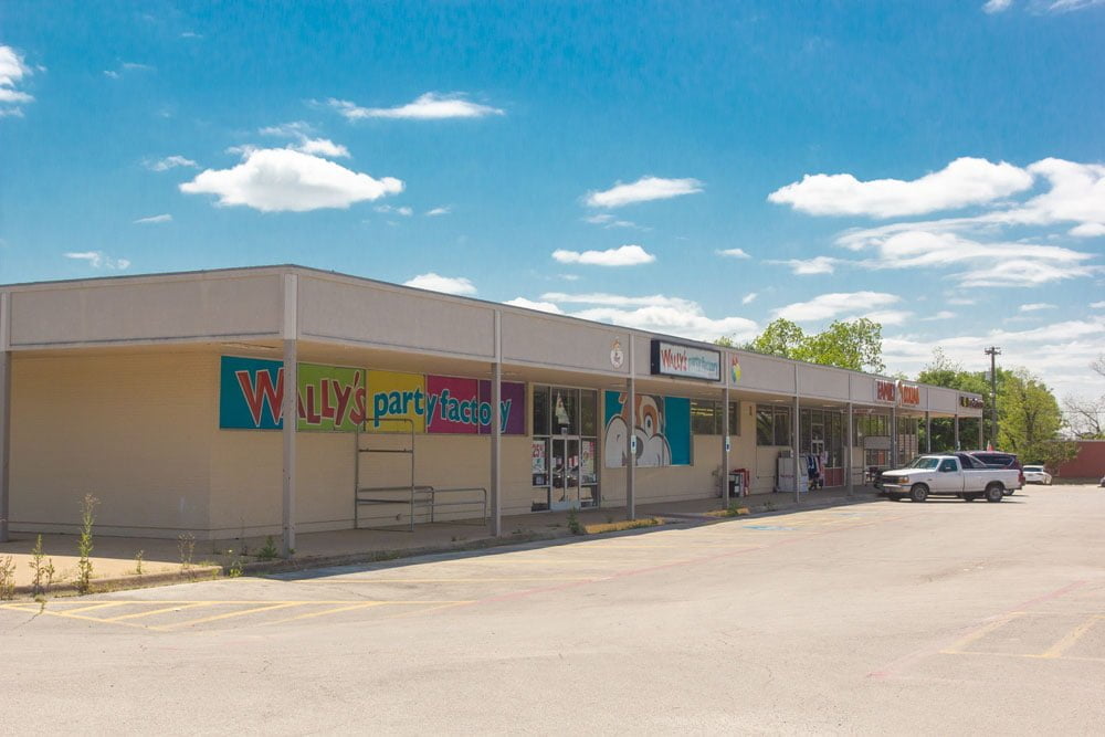 Photo of old Piggly Wiggly building in Waxahachie Texas